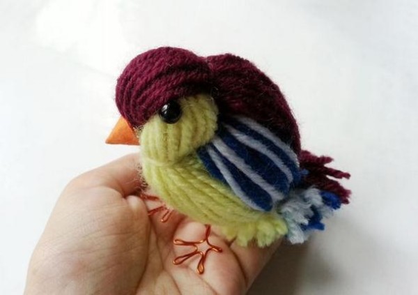 A step-by-step tutorial on how to make a cute chick with wool