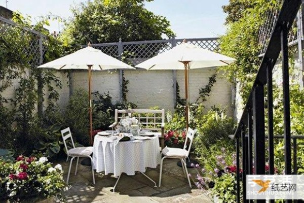 I also hope to have a balcony like this. An urban oasis privately owned by an interior designer.