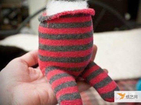 Illustrated tutorial on how to make a stuffed bear using socks