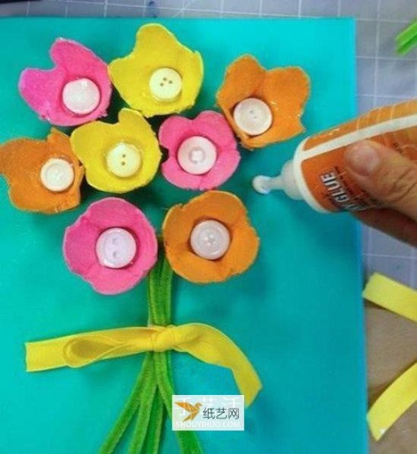 Three-dimensional flower decoration painting made by reusing egg trays