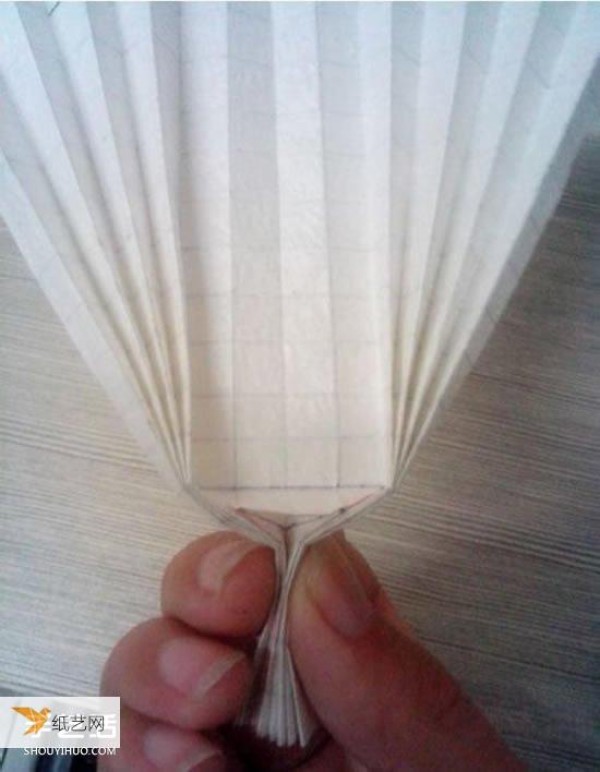 Illustration of the origami method of hand-folding a beautiful three-dimensional angel