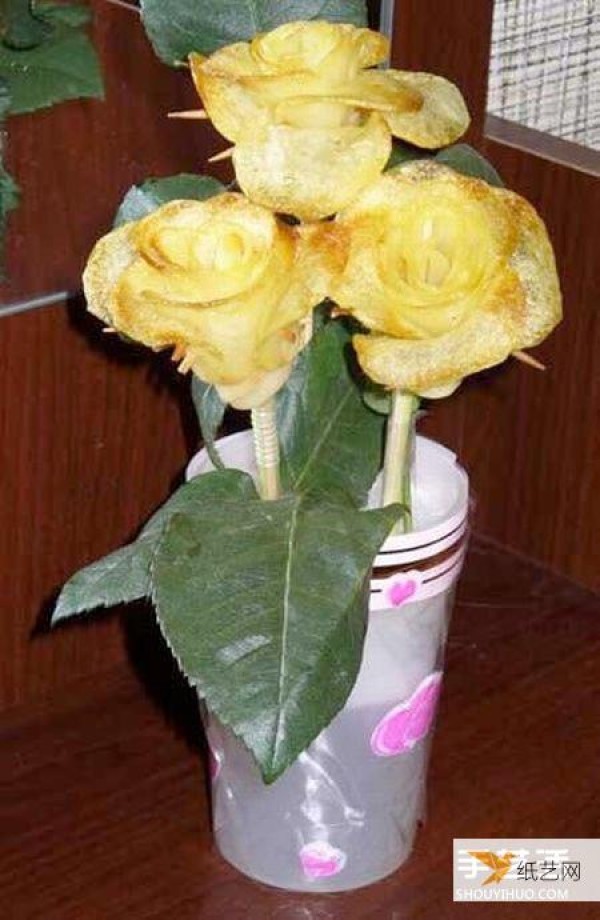 Roses made from unusual materials are not only beautiful but also delicious