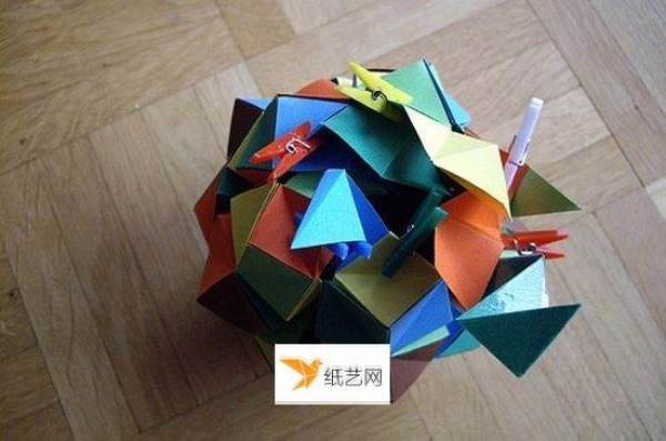 Illustration of the specific steps of folding beautiful paper balls