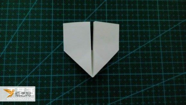 Hand-folded Valentines Day LOVE heart-shaped origami illustration tutorial