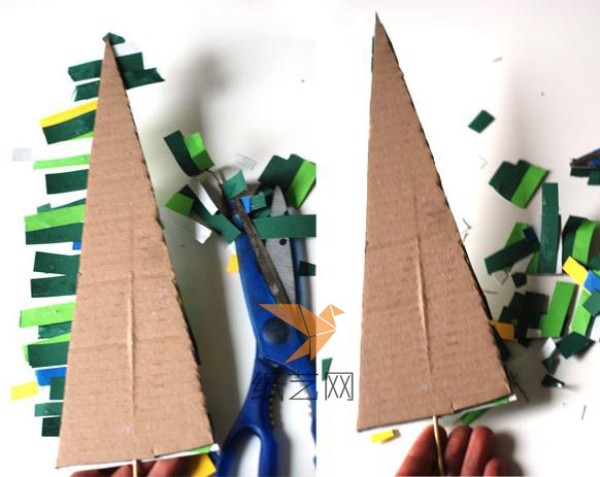 Simple DIY tutorial for children to make a Christmas tree