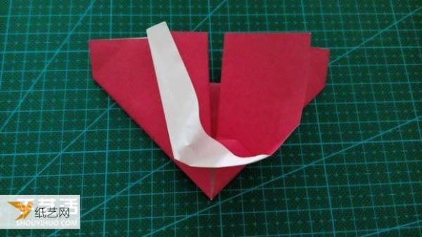 Hand-folded Valentines Day LOVE heart-shaped origami illustration tutorial