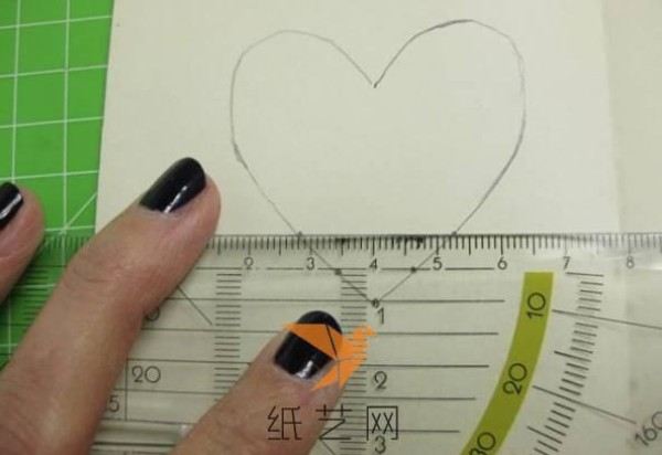 Tutorial on making a heart-shaped cover for Valentine’s Day gift