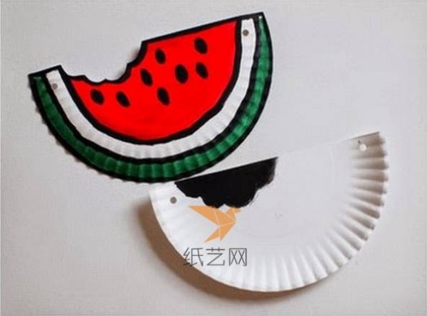 Use disposable dinner plates to make two-dimensional paper art decorations