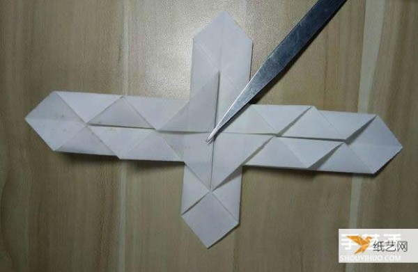 Illustration of the steps to make an origami heart with wings that can fly