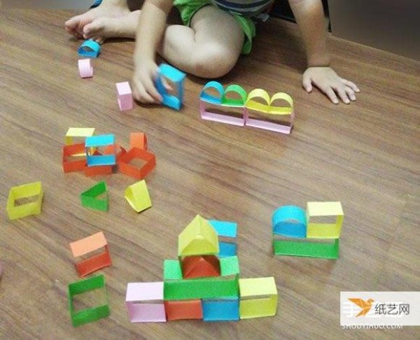 Share a simple tutorial on how to make homemade building blocks using paper strips