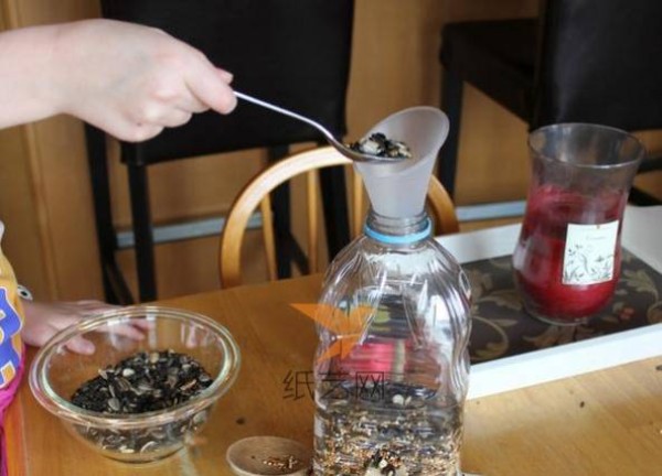 Tutorial on making an automatic bird feeder from waste beverage bottles