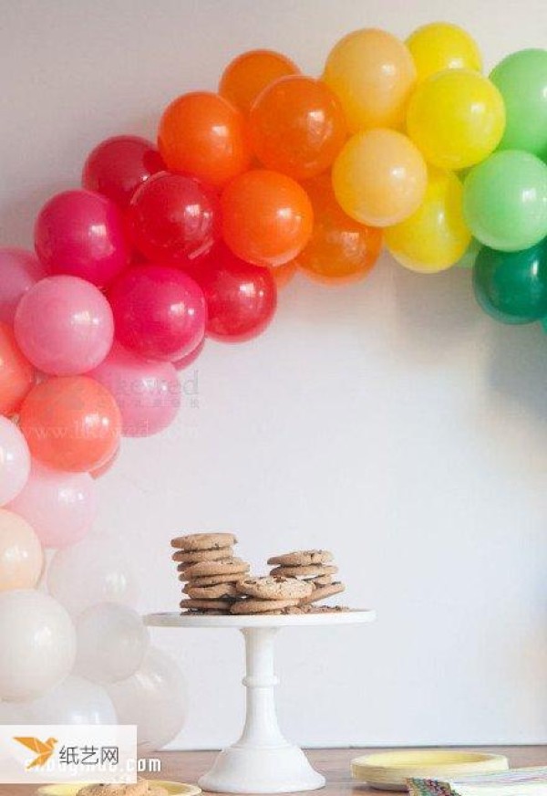 Use balloons to match colors to create a beautiful rainbow door