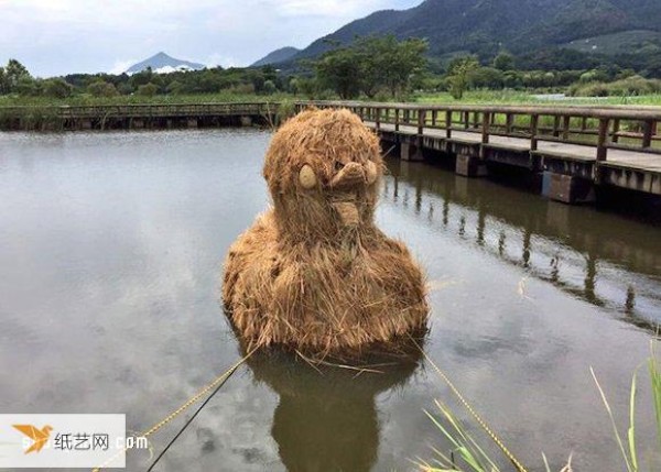 Using useless straw to create large sculptures at Japans Rice Straw Art Festival