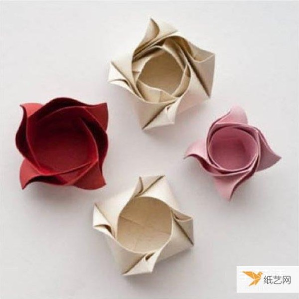 Illustration of the folding method of the very delicate-looking rose carton