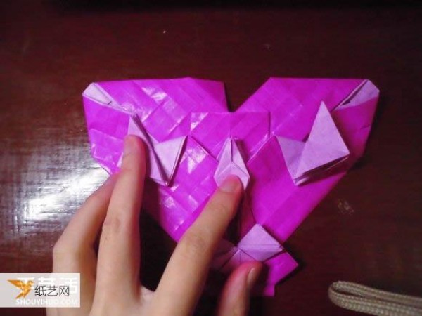 Very creative step-by-step illustration of Dielianhua heart origami