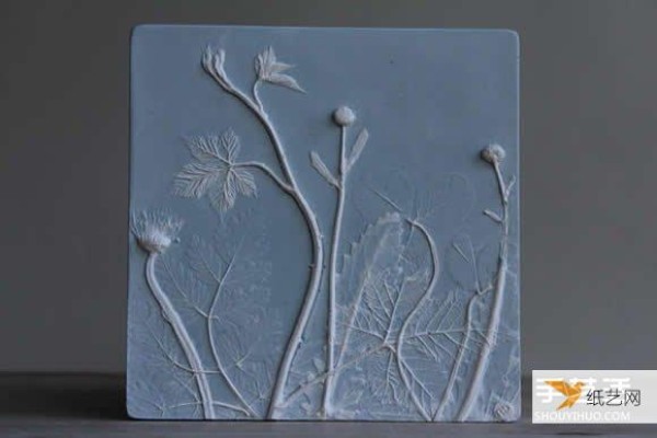 Put flowers, plants and vegetables into clay to make beautiful plant fossil tiles