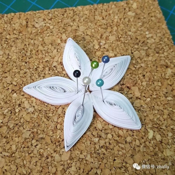 Three-dimensional paper quilling bouquet greeting card tutorial