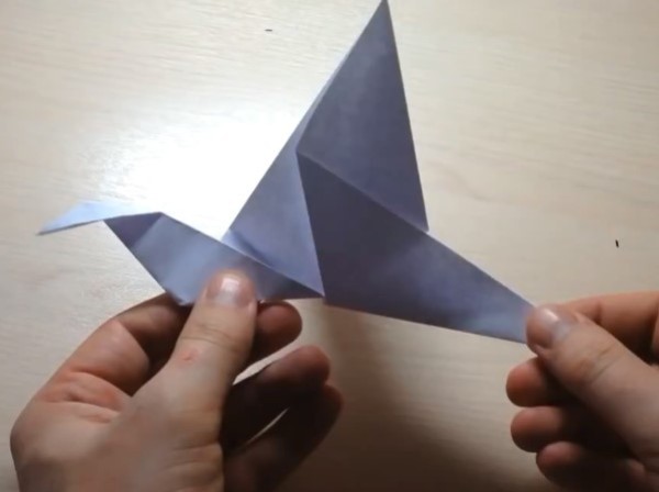 Origami video tutorial of an origami bird that flaps its wings