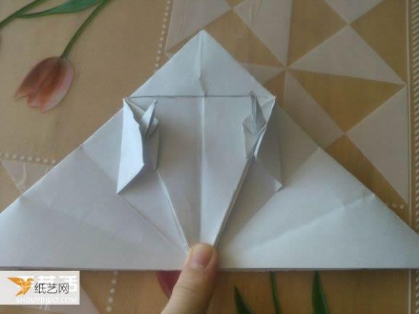 Step-by-step illustration of how to use origami to fold a cute grand piano