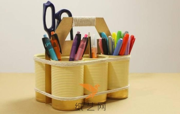 A small basket and pen holder made from metal can waste as a Teacher’s Day gift