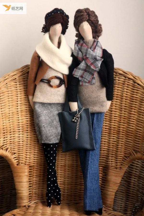 Elegant and enviable pictures of a group of fashionable girl puppets