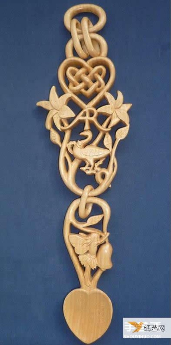 Comprehensive display of various carving works by the Love spoon wood carving artist Adam King