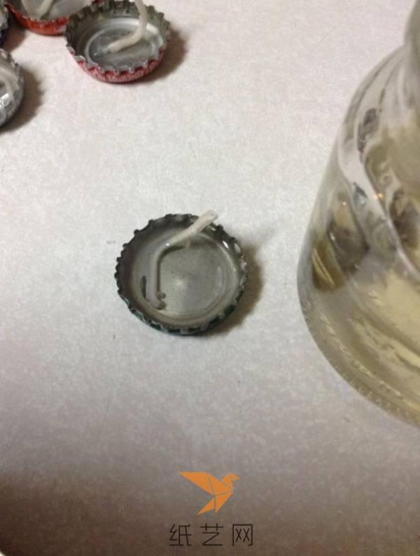 Turn waste bottle caps into treasures and make small candles to create a romantic atmosphere on Valentine’s Day