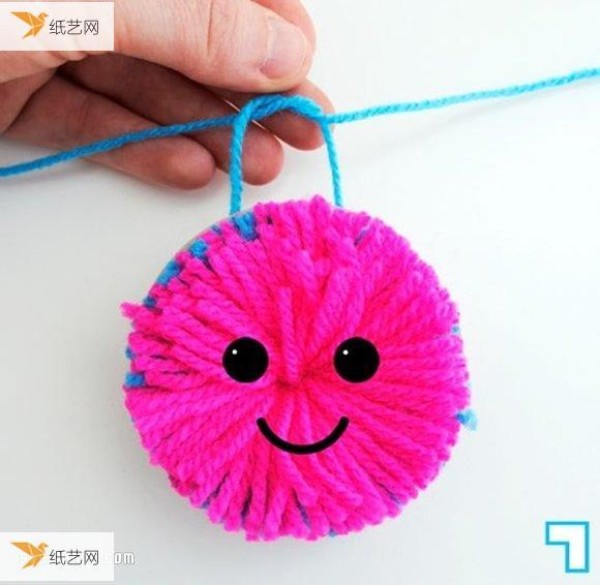 Share the detailed step-by-step illustration of how to make yarn balls.