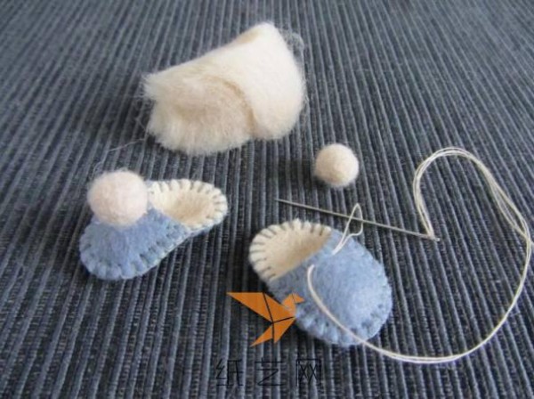 Tutorial on making cute little fabric slippers as a New Year gift