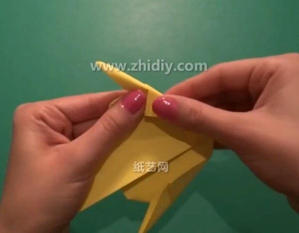 Tutorial on how to make a simple origami giraffe