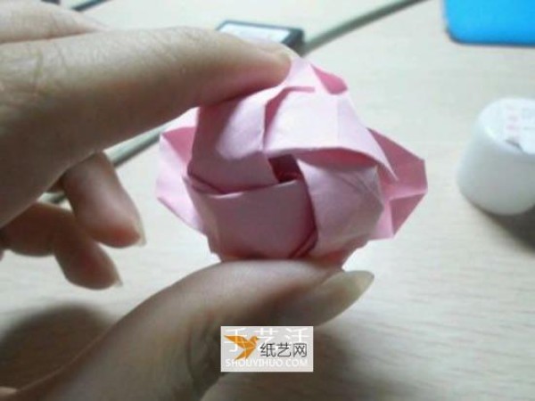 Illustration of the easy-to-learn method of folding roses