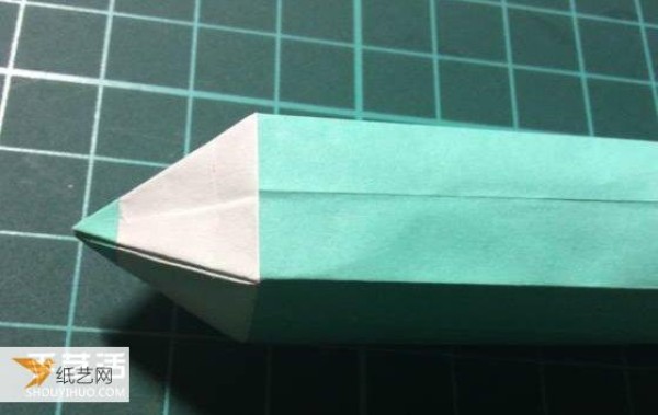 Illustrated steps on how to make an origami pencil with a unique shape by hand