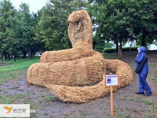 Use useless straw to make large sculptures at Japan Straw Art Festival