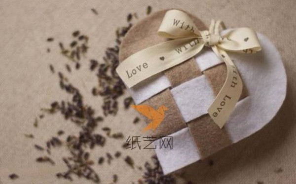 Tutorial on making a heart-shaped non-woven lavender sachet for Valentine’s Day gift