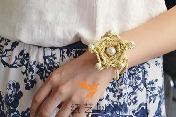 Five-pointed star braided bracelet tutorial. Bracelet as a New Year gift to give you warmth during the New Year.