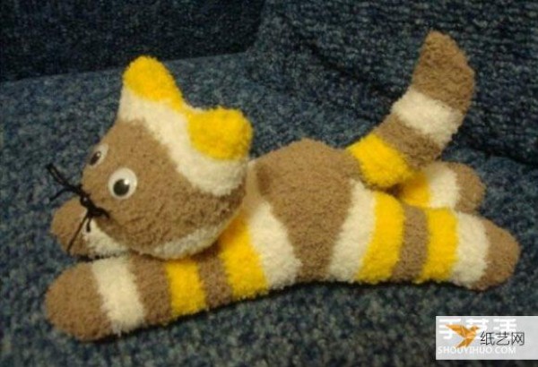 Illustrated tutorial on how to make plush toys for cats using socks