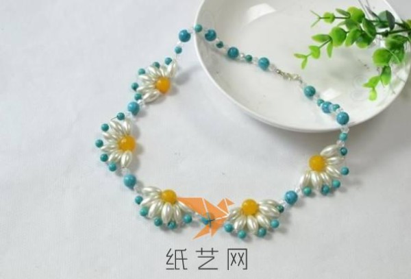 Tutorial on how to make a stunning beaded daisy necklace for Christmas gifts