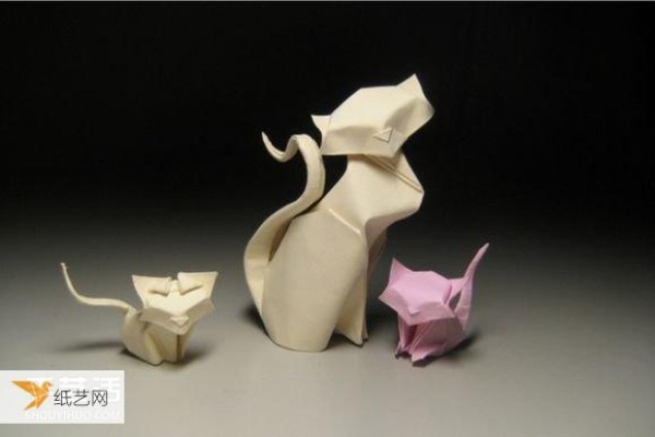 Illustrated step-by-step method of making origami for a family of one large and two small three-dimensional cats