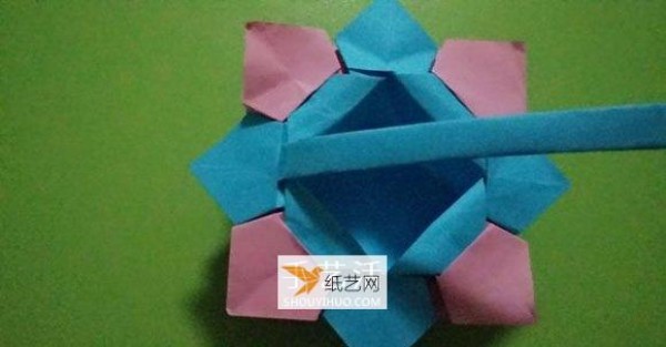 Four-step illustration of folding an octagonal flower basket using origami