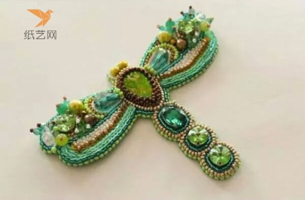 There has long been a dragonfly with beaded embroidery on its head. A tutorial on how to make a dragonfly hair accessory. Beaded embroidery tutorial.