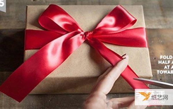 A very novel and beautiful packaging ribbon bow with step-by-step illustrations