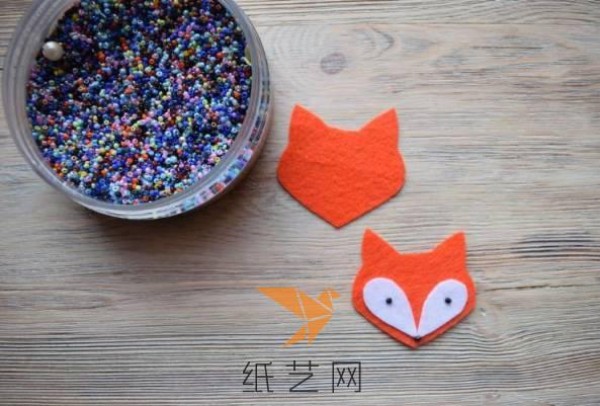 Tutorial on how to make handmade little fox hairpins for children as Christmas gifts