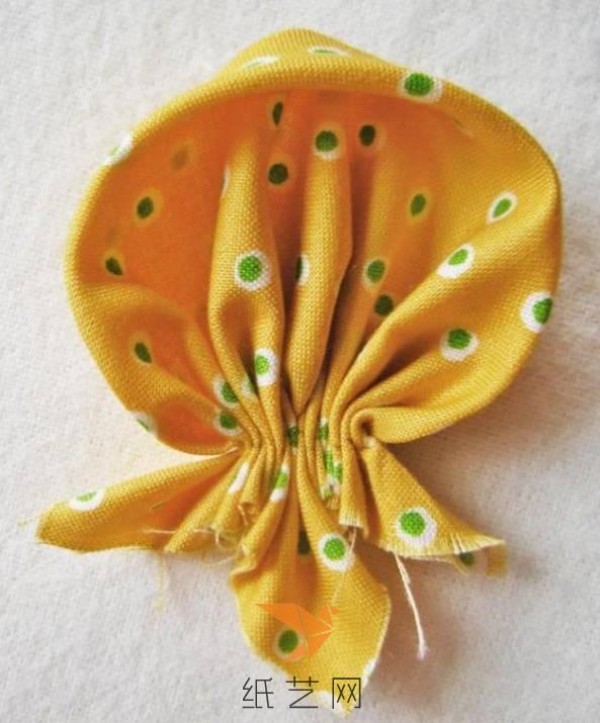 If you like sweet fabric flowers, don’t miss this tutorial