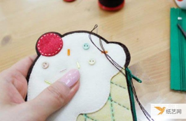 Tutorial on making a personalized handmade ice cream coin purse made of non-woven fabric