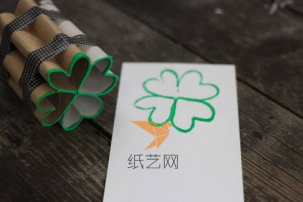 Creative paper art tutorial for making four-leaf clover stamps using waste paper tubes