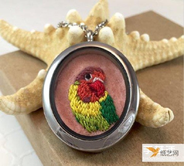 How to make animal pattern hand-embroidered necklace pendant pictures