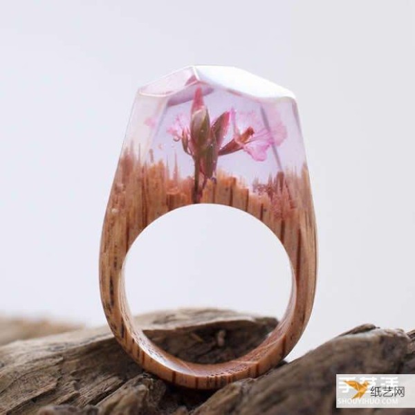 The handmade wooden ring that hides the mysterious and majestic scenery that people can’t look away from