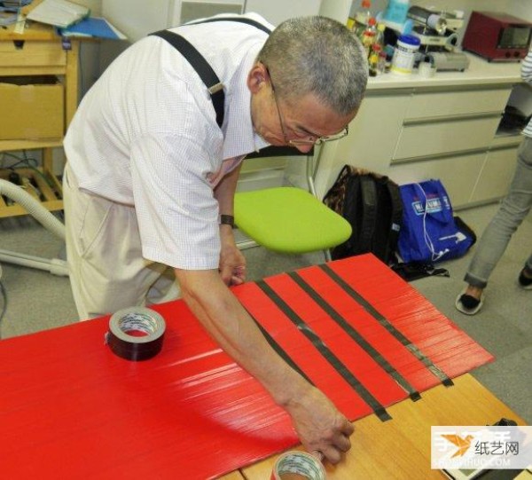 Tape can also be used to make signs. Japanese handicraft expert cuts and pastes to rejuvenate the body