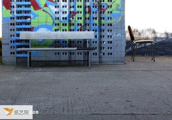 Turn cement piers and electrical boxes into houses, and beautify the surrounding environment with mini architectural graffiti