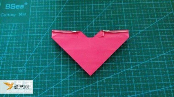 Hand-folded Valentines Day LOVE heart-shaped origami illustration tutorial